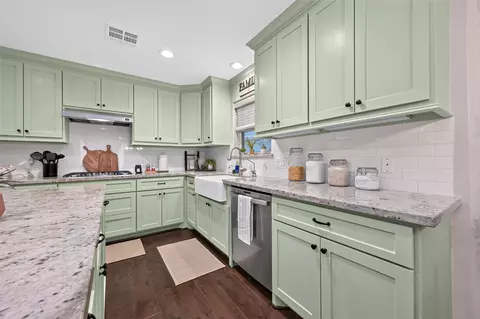 Kitchen - 746 Stone Mountain Dr, Conroe, TX 77302 photo 3 of 5