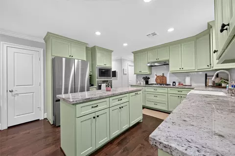 Kitchen - 746 Stone Mountain Dr, Conroe, TX 77302 photo 4 of 5