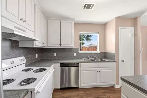 Kitchen - 16269 Sun View Ln, Conroe, TX 77302 photo 3 of 4