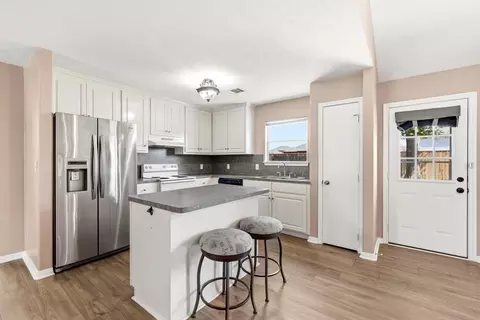 Kitchen - 16269 Sun View Ln, Conroe, TX 77302 photo 2 of 4