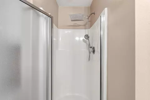Bath - 16269 Sun View Ln, Conroe, TX 77302 photo 3 of 3