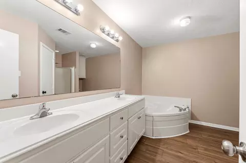 Bath - 16269 Sun View Ln, Conroe, TX 77302 photo 2 of 3