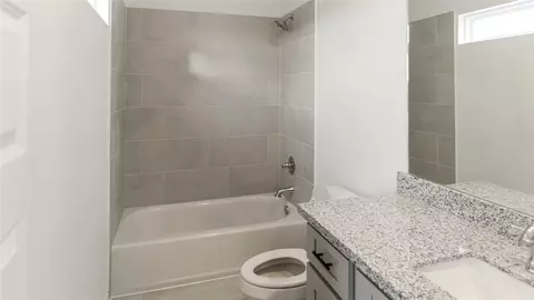 Bath - 14970 Eagle Feather Dr, Houston, TX 77090 photo 2 of 4