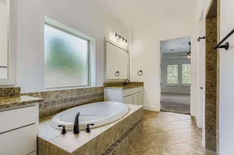 Bath - 6 Freestone Stream Pl, Spring, TX 77389 photo 4 of 8