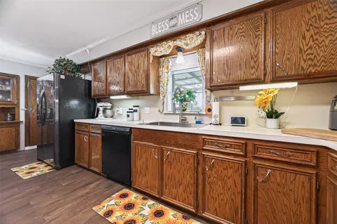 Kitchen - 6210 Eagle Dr, Rosenberg, TX 77471 photo 5 of 6