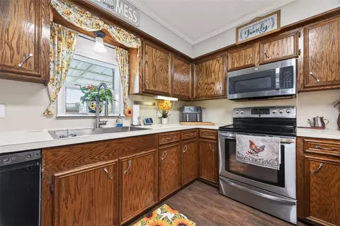 Kitchen - 6210 Eagle Dr, Rosenberg, TX 77471 photo 3 of 6