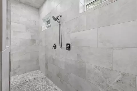 Bath - 7106 Hampton Ct, Spring, TX 77389 photo 2 of 5