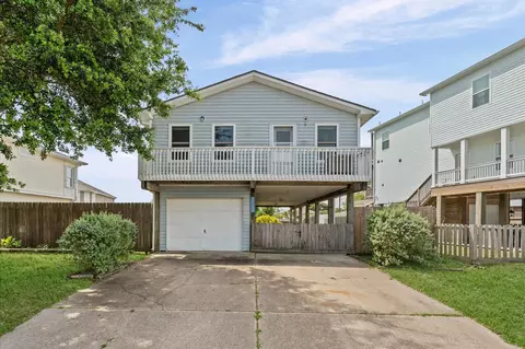 12833 E Conquistador Dr, Galveston, TX 77554
