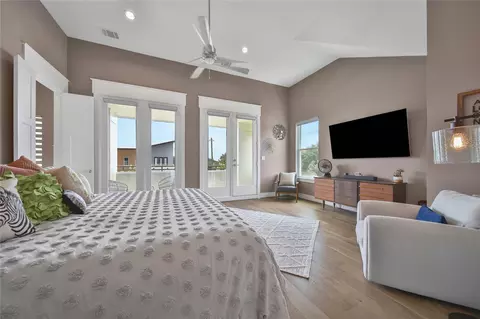Bedroom - 9847 Mocking Bird Hill Ln, Houston, TX 77080 photo 1 of 5