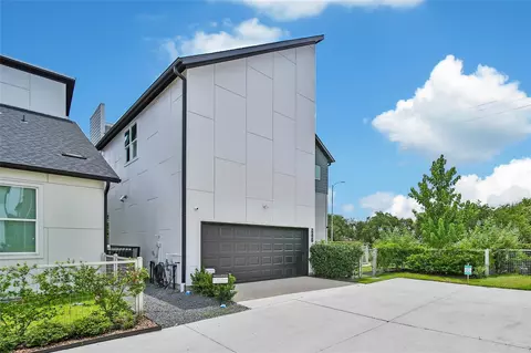 Exterior - 9847 Mocking Bird Hill Ln, Houston, TX 77080 photo 8 of 10