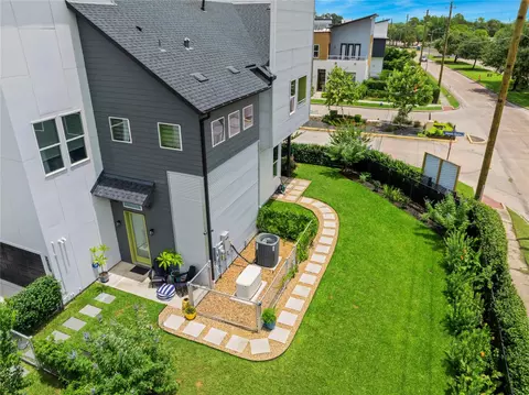 Exterior - 9847 Mocking Bird Hill Ln, Houston, TX 77080 photo 7 of 10