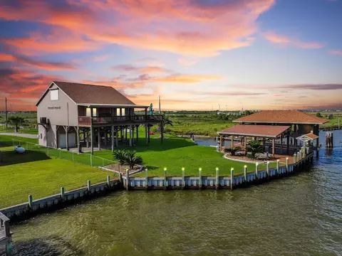 1301 N Monkhouse Dr, Crystal Beach, TX 77650
