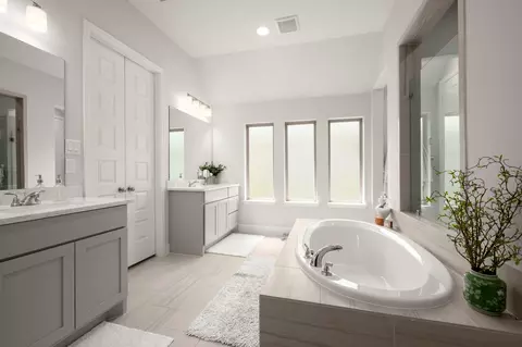 Bath - 13087 Soaring Forest Dr, Conroe, TX 77302 photo 3 of 4