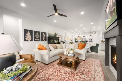 Living - 13087 Soaring Forest Dr, Conroe, TX 77302 photo 2 of 3