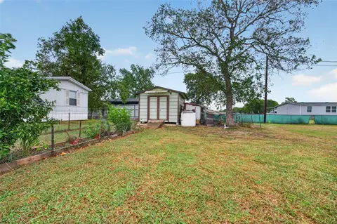 Exterior - 1006 Nunez St, Kendleton, TX 77451 photo 5 of 8