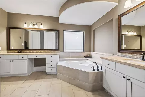 Bath - 7907 Augusta Creek Ct, Spring, TX 77389 photo 2 of 4