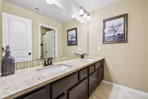 Bath - 7907 Augusta Creek Ct, Spring, TX 77389 photo 3 of 4