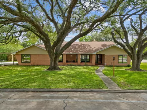 1613 S Hood St, Alvin, TX 77511