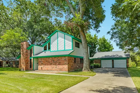 204 Sleepy Hollow Dr, Lake Jackson, TX 77566