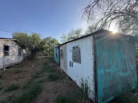 807 Jay, Cotulla, TX 78014 photo 3