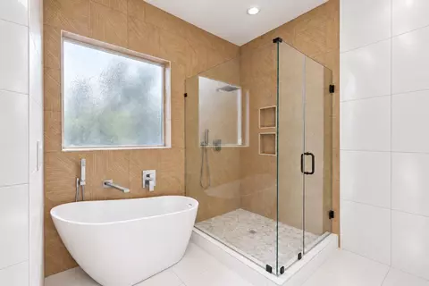 Bath - 1521 Armada Dr, Houston, TX 77091 photo 1 of 6