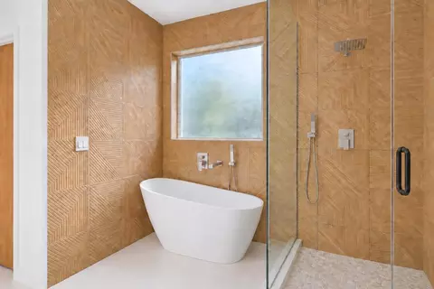 Bath - 1521 Armada Dr, Houston, TX 77091 photo 2 of 6