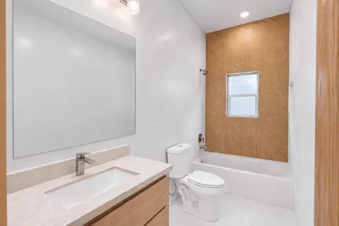 Bath - 1521 Armada Dr, Houston, TX 77091 photo 5 of 6