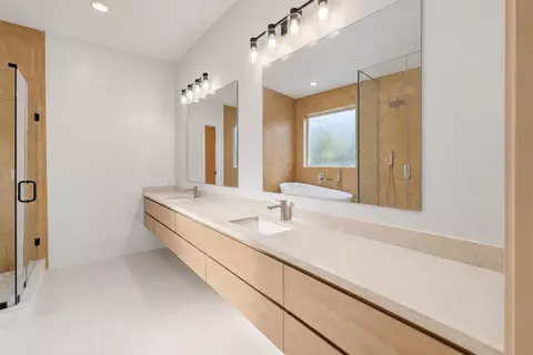 Bath - 1521 Armada Dr, Houston, TX 77091 photo 3 of 6