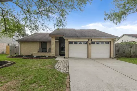 914 Briarwood Ct, Deer Park, TX 77536