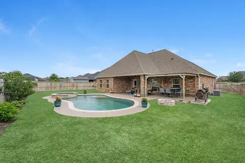 305 Poppy St, Lake Jackson, TX 77566