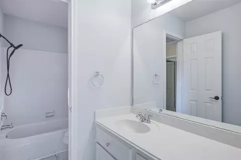 Bath - 323 Magic Oaks Ct, Spring, TX 77388 photo 5 of 5