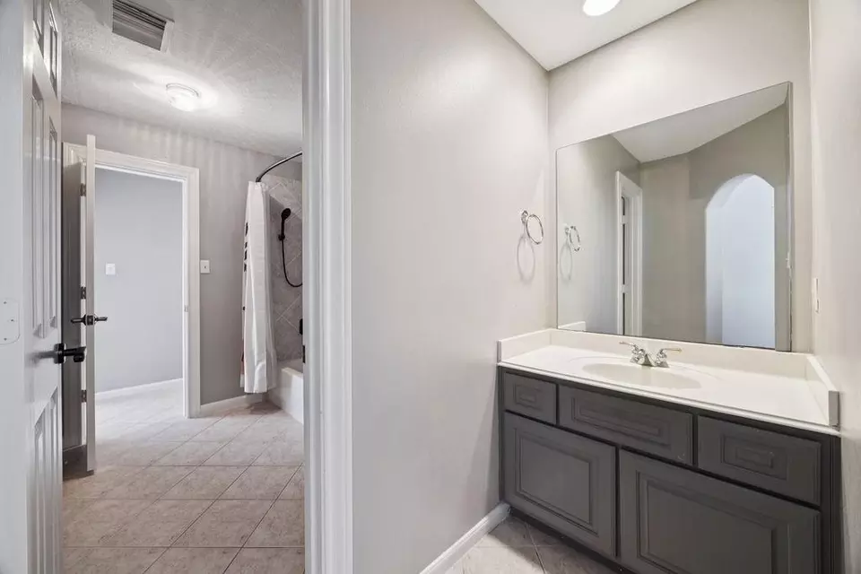 Bath - 6615 Redberry Glen Ln, Houston, TX 77041 photo 4 of 5