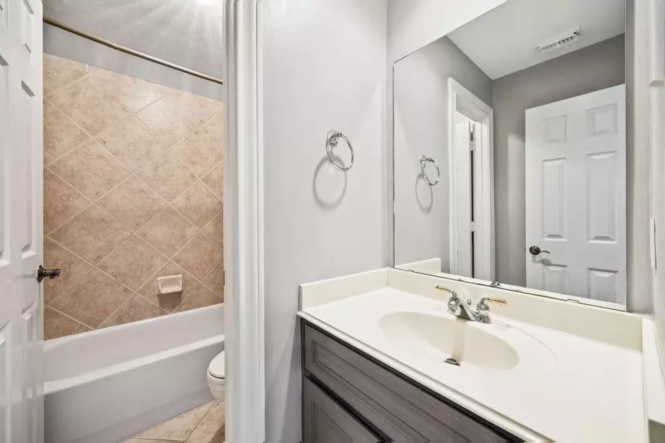 Bath - 6615 Redberry Glen Ln, Houston, TX 77041 photo 3 of 5