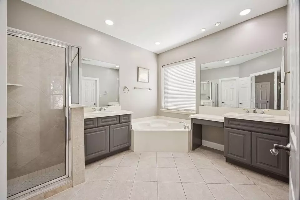 Bath - 6615 Redberry Glen Ln, Houston, TX 77041 photo 2 of 5