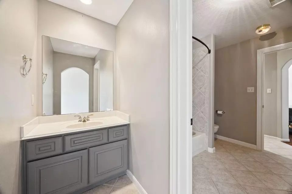 Bath - 6615 Redberry Glen Ln, Houston, TX 77041 photo 5 of 5