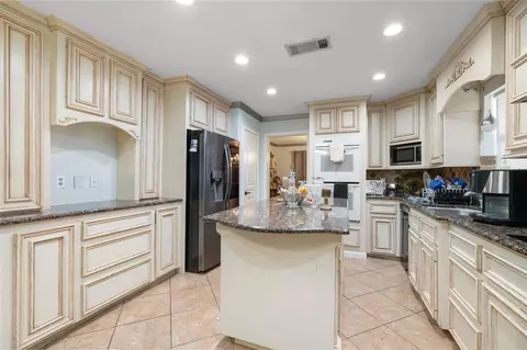 Kitchen - 18118 Shadow Valley Dr, Spring, TX 77379 photo 1 of 2