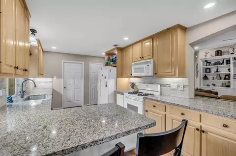 Kitchen - 2618 Spring Bend Dr, Spring, TX 77386 photo 3 of 9