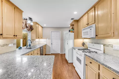 Kitchen - 2618 Spring Bend Dr, Spring, TX 77386 photo 4 of 9