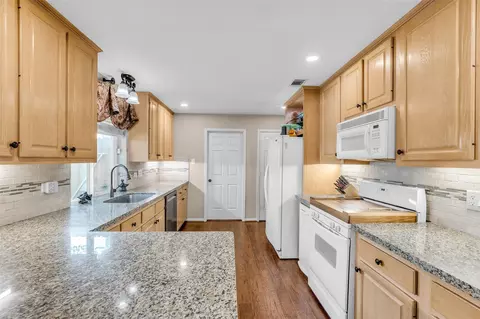 Kitchen - 2618 Spring Bend Dr, Spring, TX 77386 photo 2 of 9