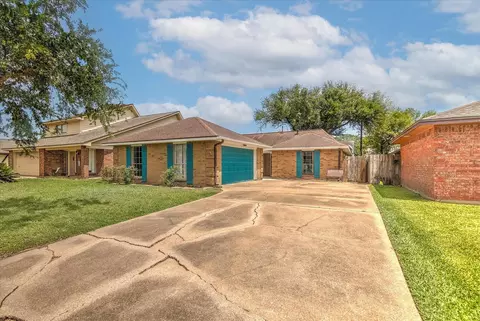 925 S 6th St, La Porte, TX 77571