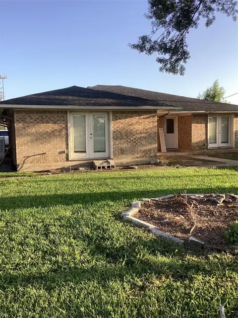 114 E Palm St, Fresno, TX 77545