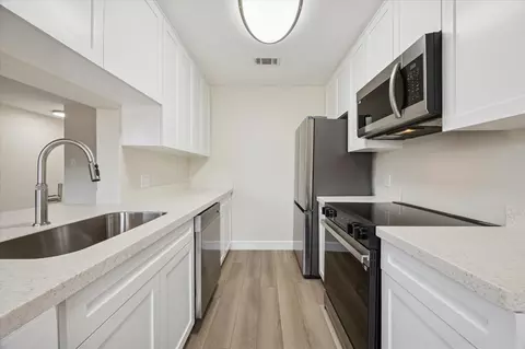 Kitchen - 18800 Egret Bay Blvd #907, Houston, TX 77058 photo 2 of 4