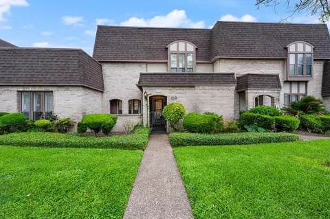 69 S Bachelor Button St, Lake Jackson, TX 77566