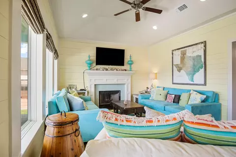 122 Ocean View Dr, Crystal Beach, TX 77650