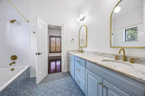Bath - 8448 Westview Dr, Houston, TX 77055 photo 4 of 5
