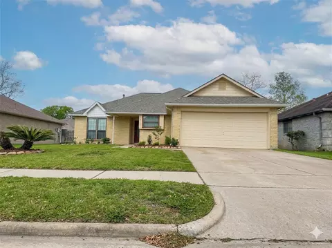 15731 Castorglen Dr, Webster, TX 77598