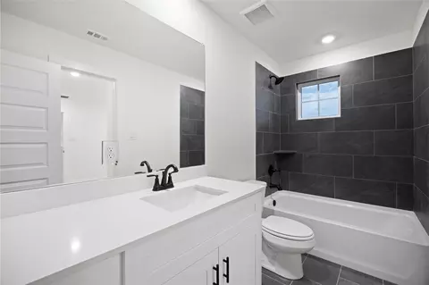 Bath - 3406 Windmill Palm Dr, Manvel, TX 77578 photo 4 of 6
