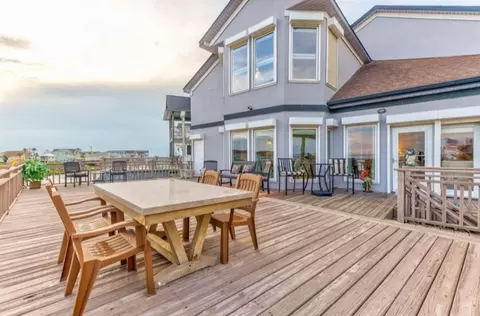 423 Hana Dr, Tiki Island, TX 77554