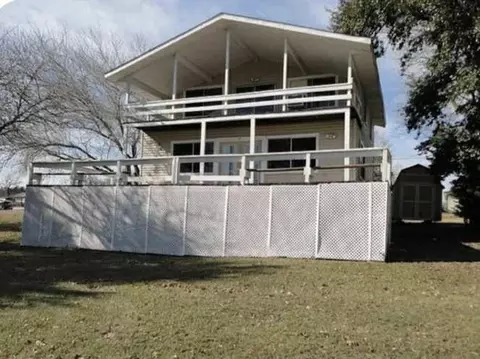 57 Lake Shore Ln, Huntsville, TX 77320