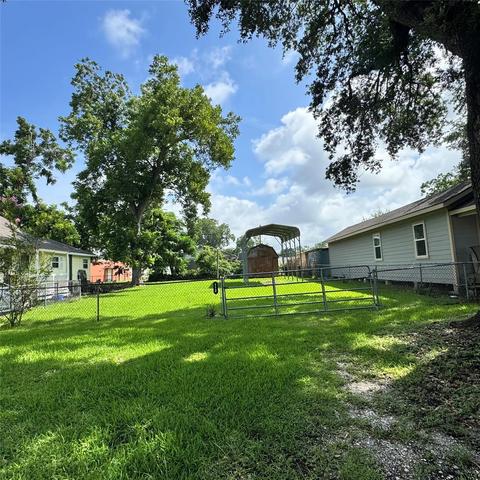 112 E Pearce St, Baytown, TX 77520